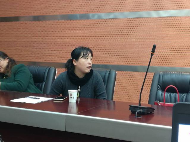 高二家长委员刘宁辉女士发言 高二家长委员刘宁辉女士发言