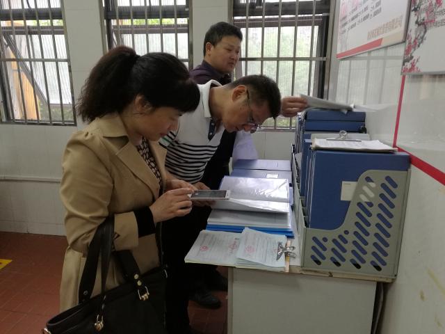 委员们在检查二楼食堂台账