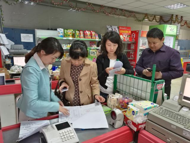 委员们在检查超市台账