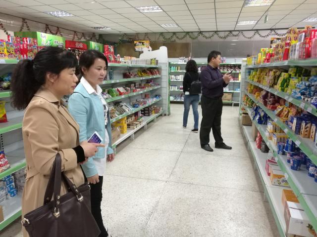 膳管会家委们检查超市价格