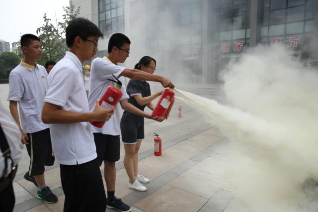 学生进行灭火器使用培训 学生进行灭火器使用培训