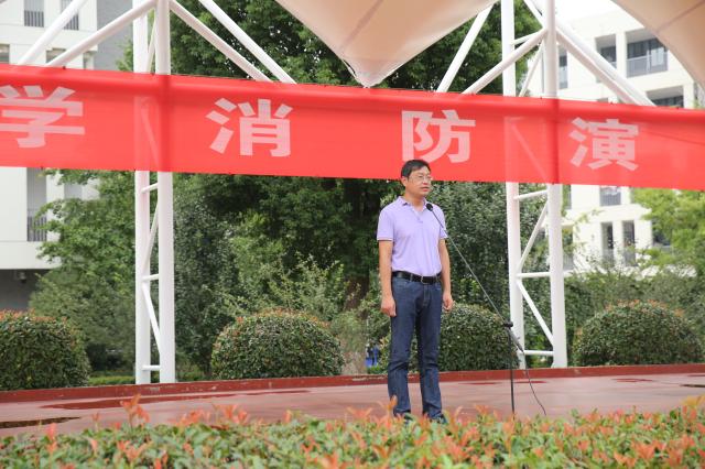 总指挥李兵副校长宣布演习开始 总指挥李兵副校长宣布演习开始