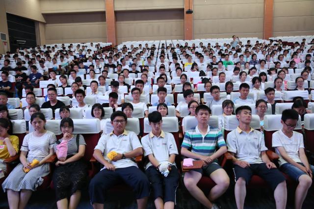 同学们认真听取安全知识讲座 同学们认真听取安全知识讲座