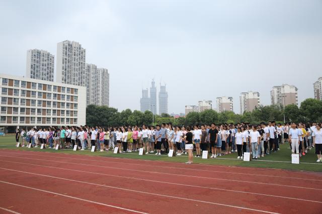 同学们做好演习前的准备 同学们做好演习前的准备