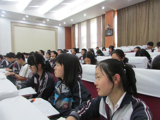 认真听讲座的学生 认真听讲座的学生