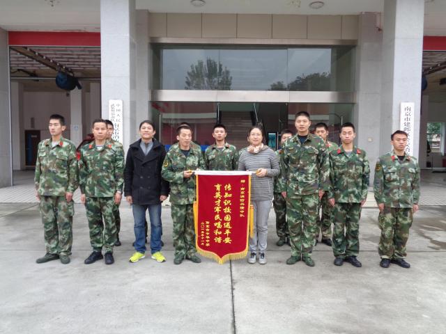 消防官兵与教师合影