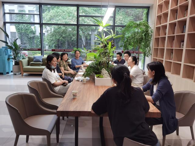委员们听取食堂管理员汇报近期工作
