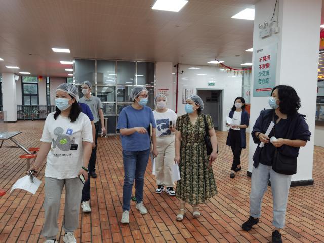 委员们检查食堂