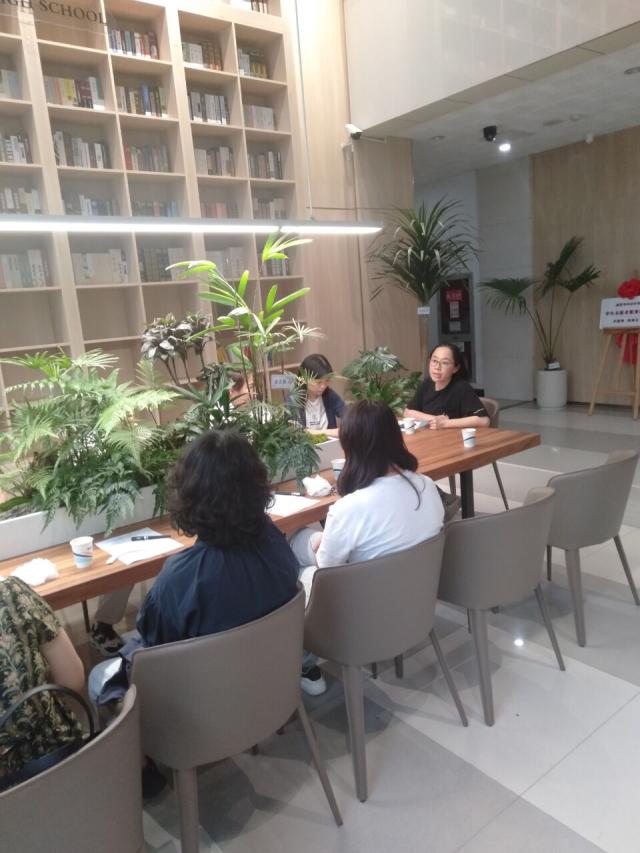 刘培培医生向大家汇报学校餐饮保障中的防疫要求