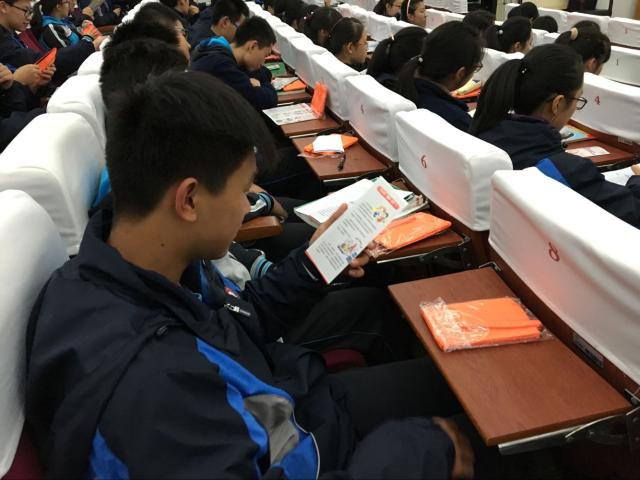 学生在认真学习防艾资料 学生在认真学习防艾资料