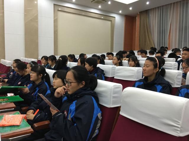 学生认真听讲座 学生认真听讲座