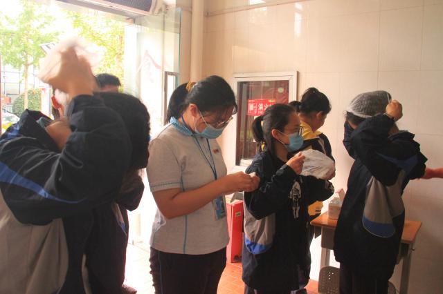先把帽子口罩戴起来