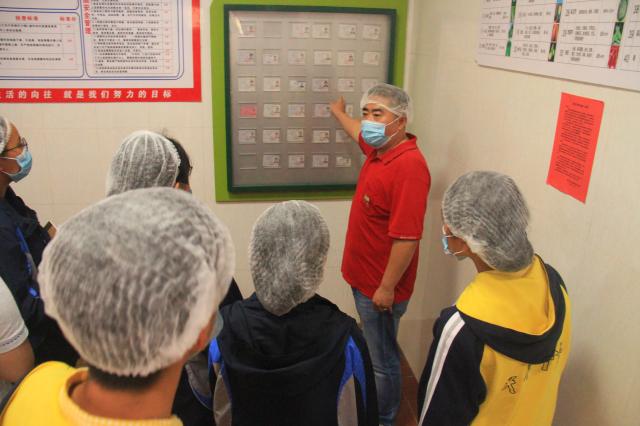 吉老师向学生介绍食品加工人员健康证