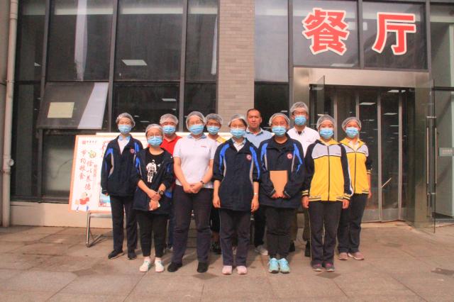 食堂管理人员、学生代表合影