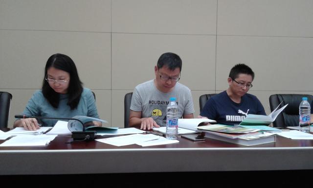 图为李兵校长亲自参加招标工作