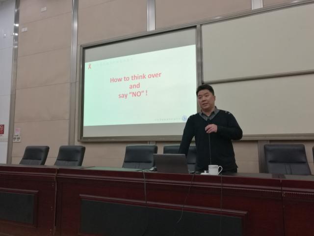 江苏省疾控中心李建军老师正在给大家授课 江苏省疾控中心李建军老师正在给大家授课