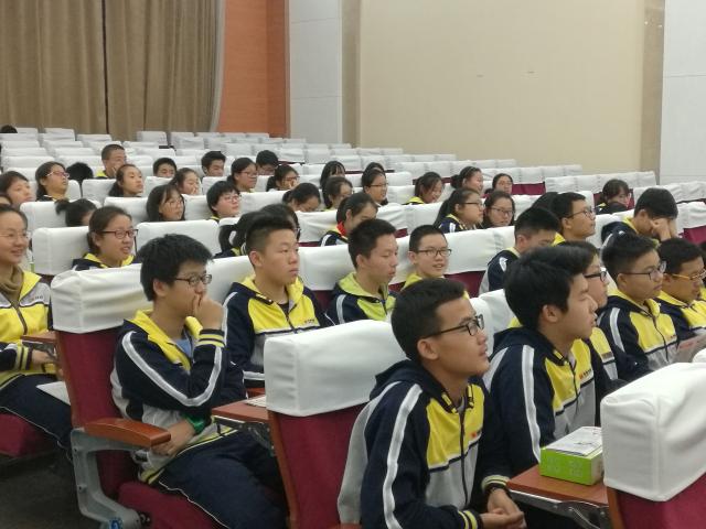孩子们听得很入神哦 孩子们听得很入神哦